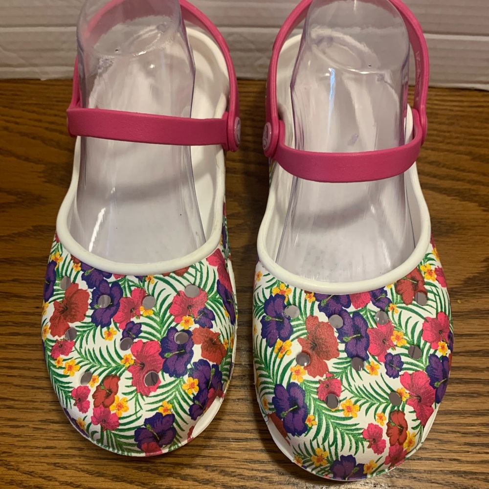 CROCS Floral Sandals with Pink Strap size 9 fun cute lightweight comfort slipon